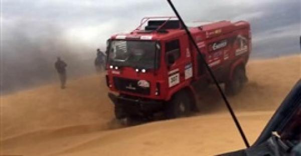 بالفيديو .. شاحنة تدهس مصورا في رالى الصحراء الروسي