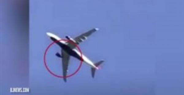 بالفيديو.. لحظة اشتعال النيران في محرك طائرة في الهواء بعد إقلاعها