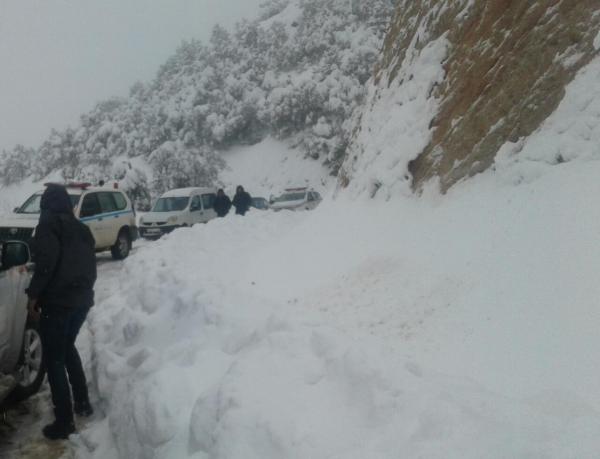 الثلوج تتسبب في حادثة خطيرة بين سيارة المكتب الوطني للكهرباء وسيارة خفيفة وهذا عدد الضحايا (صور)