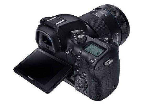 سامسونج تعلن عن كاميرتها الذكية الجديدة NX1