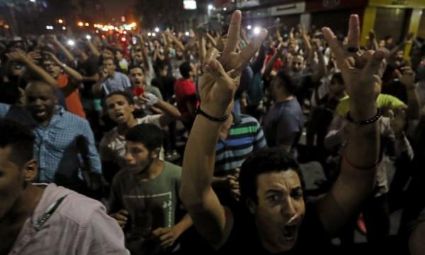 الاحتجاجات الشعبية تربك نظام "السيسي" ومقتل متظاهر بنيران الشرطة يؤجج غضب المصريين