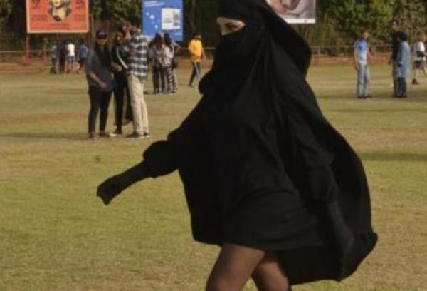 بالصور...فتاة منقبة بساقين عاريتين تثير الجدل في مهرجان بالدار البيضاء