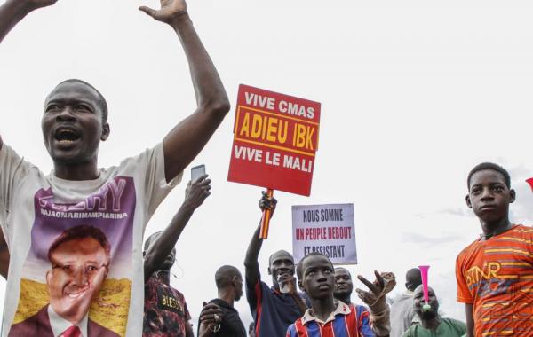 بعد احتجاجات طويلة وإجبار الرئيس على الاستقالة.. ماذا يحدث في مالي؟