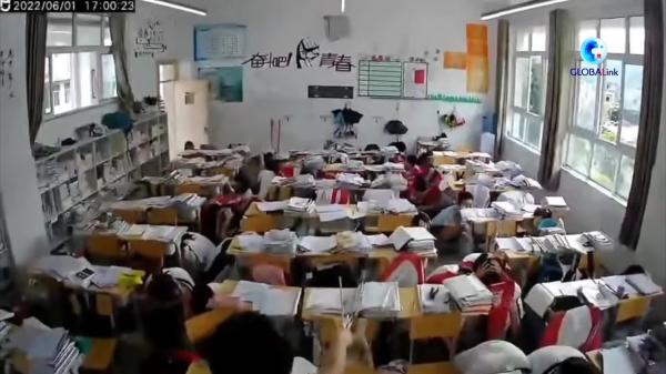 رد فعل تلاميذ في الفصل لحظة وقوع زلزال شديد(فيديو)