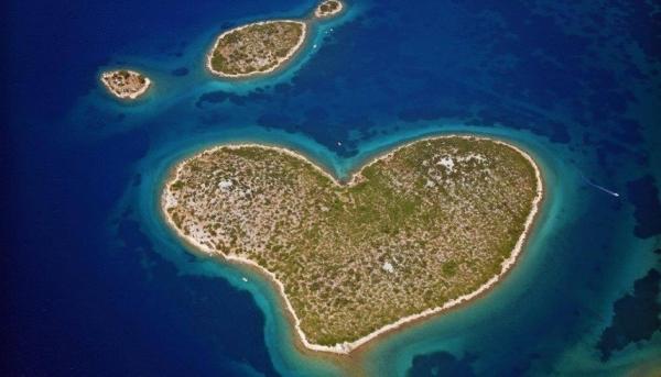 جزيرة ساحرة على شكل قلب تعرض للبيع
