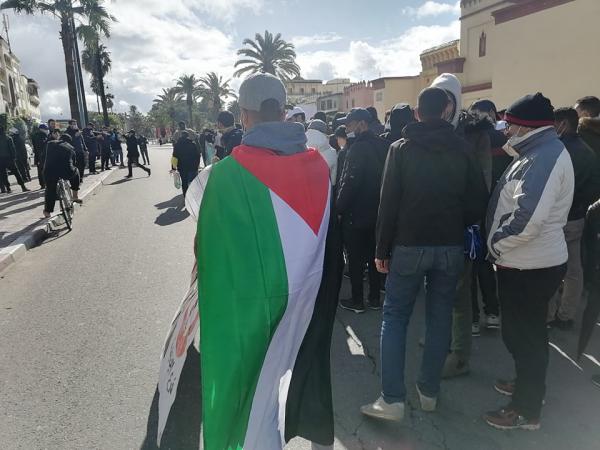 المتعاقدون يرفعون علم فلسطين في مسيرة احتجاجية مطالبين بالإدماج في  أسلاك الوظيفة العمومية