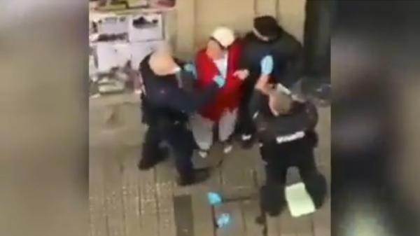 اتهموه بخرق قانون الطوارئ..اعتقال شاب مغربي مريض نفسيا ووالدته بطريقة وحشية في إسبانيا واتهامات للشرطة ب"العنصرية" (فيديو)