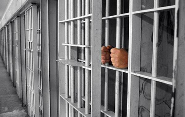 مندوبية السجون تكشف حقيقة إعفاء مدير سجن بفاس لحلقه رؤوس 9 طلبة