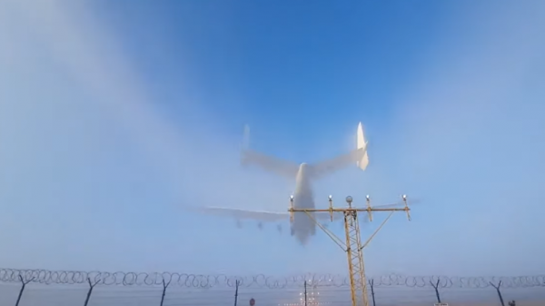 بالفيديو.. أكبر طائرة في العالم تشق السحاب في مشهد يحبس الأنفاس