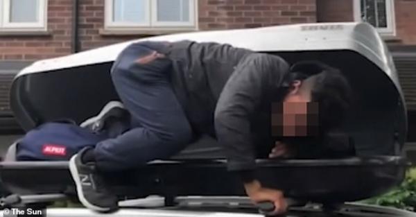 بالصورة.. زوجان بريطانيان يتفاجئان بمهاجر عربي مختبأ في سطح سيارتهما