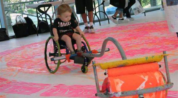 فنان يبتكر طريقة مذهلة للتلوين للأطفال ذوي الاحتياجات الخاصة