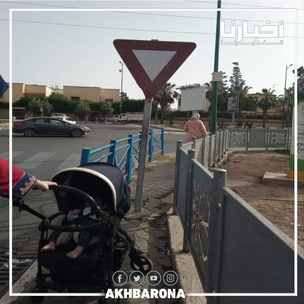 علامة مرورية تعيق الراجلين بمدينة الدشيرة
