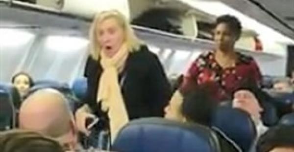 رد فعل غاضب من امرأة تجلس بين شخصين بدينين على متن طائرة (فيديو)