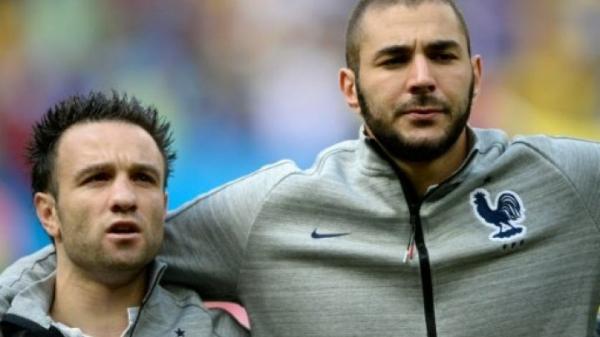 مدرب المنتخب الفرنسي يرد على أنباء عودة "بنزيما" إلى صفوف "الديوك"