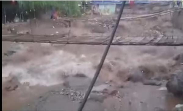 بالفيديو :  فيضانات بأوريكا تقطع الطريق و تحتجز السياح