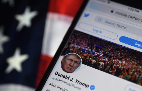 "تويتر" و"فايسبوك" يصدمان "ترامب" ويوقفان حساباته الرسمية