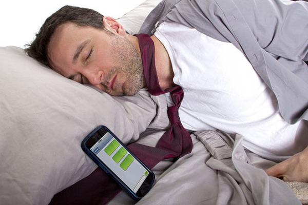 الضوء المنبعث من الهواتف الذكية يخفض هرمون النوم لدى الأطفال