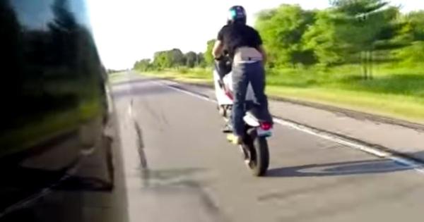 بالفيديو: مغامر يتعرض لحادث أثناء قيادة دراجته النارية على عجلة واحدة