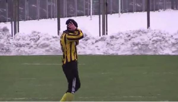 لقطة غريبة .. لاعب كرة قدم يردّ على هاتفه أثناء المباراة  (الفيديو)