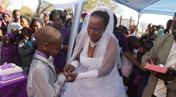 بالصور: ستينية تتزوج طفلاً بالتاسعة في جنوب إفريقيا