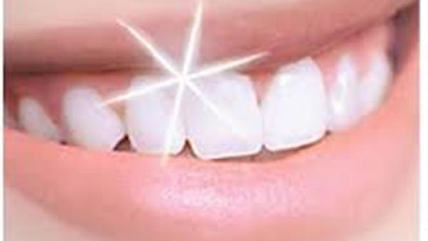 وصفة طبيعية فعالة تجعل أسنانك بيضاء مثل الثلج