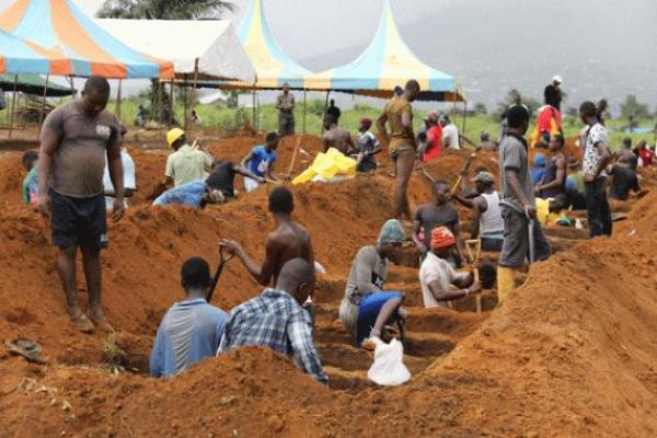 سيراليون تدفن ضحاياها بمقابر جماعية و الملك يأمر بارسال مساعدات عاجلة
