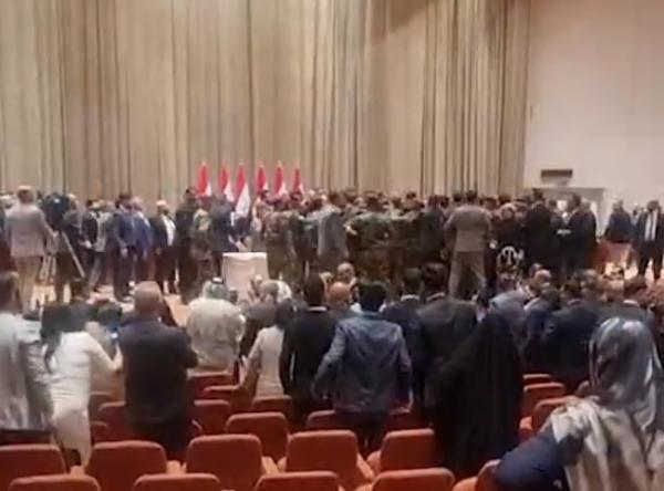 اشتباكات وشتائم بين النواب.. برلمان العراق يتحول إلى "حلبة مصارعة"(فيديو)