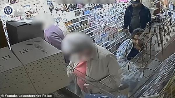 امرأة تصاب بنوبة قلبية بعد سرقتها بدقائق (فيديو)