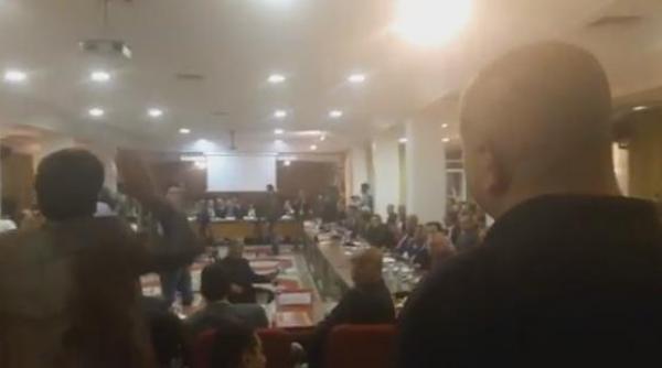 بالفيديو : وزير الداخلية للحاضرين في اجتماع الناظور " نحتارمو بعضنا وماشي نتوما لي تقرروا شكون يهضر وشكون يسكت "