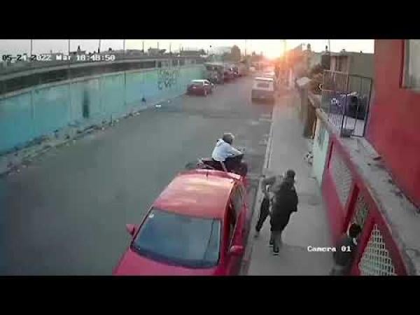 قمة النذالة: شاب يهرب تاركا صديقته في الشارع للصوص (فيديو)