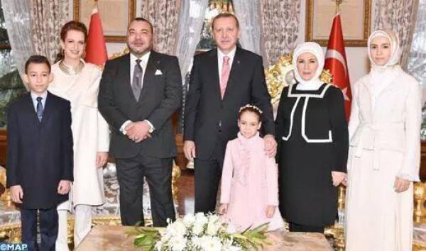 الملك محمد السادس يحضر حفل شاي بدعوة من أسرة الرئيس التركي أردوغان (صور)