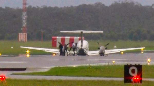 لحظة هبوط طائرة دون عجلات في مطار أسترالي(فيديو)