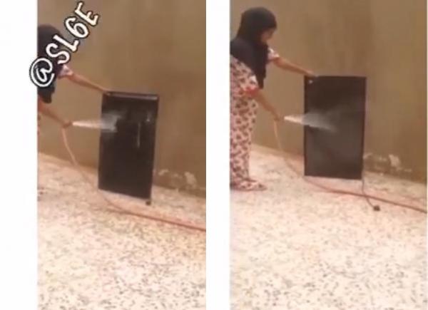 بالفيديو: خادمة "تتفانى" في عملها بغسل التلفزيون بخرطوم مياه