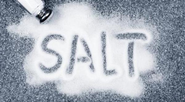 الإقلال من تناول الملح يساعد في تجنب النوبات القلبية
