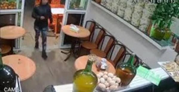 لحظة سرقة فتاة مطعما بالدار البيضاء بطريقة ماكرة (فيديو)
