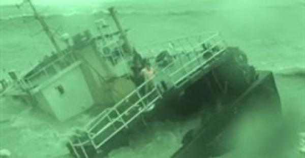 بالفيديو.. إنقاذ صاحب سفينة من الغرق في الصين