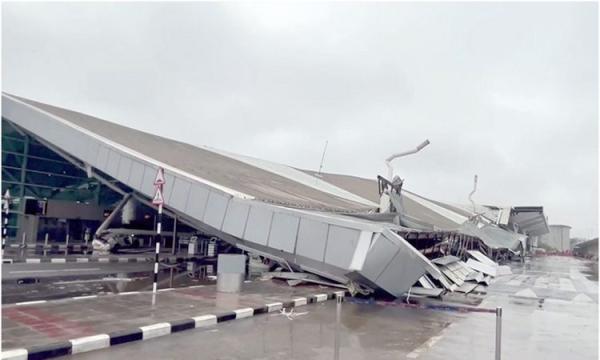 لحظة انهيار سقف مطار على سيارات في نيودلهي (فيديو)