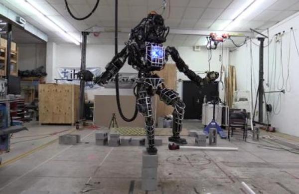 بالفيديو: شاهد أضخم روبوت تملكه غوغل وأكثرها رعباً