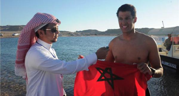 السباح المغربي «حسن بركة» يصل السعودية قادمًا من مصر بعد رحلة قطعت 23.66 كم