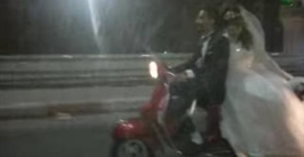 بالفيديو.. عريس يزف عروسه على دراجة نارية يقودها