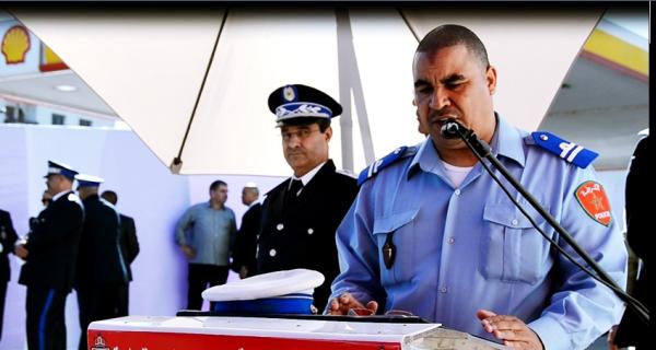 بعيدا عن صرامة رجال الأمن ، شرطي يرتل القرآن الكريم بطريقة مغربية رائعة (الفيديو)