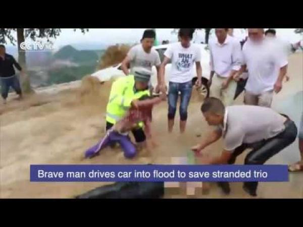 بالفيديو: سائق شجاع يخاطر بحياته لإنقاذ أشخاص احتجزتهم الفيضانات