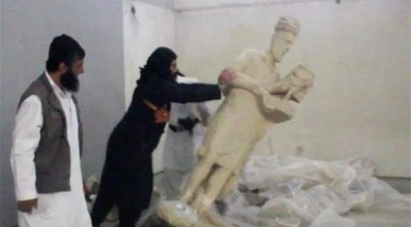 هل حطم داعش تماثيل مزورة في الموصل؟