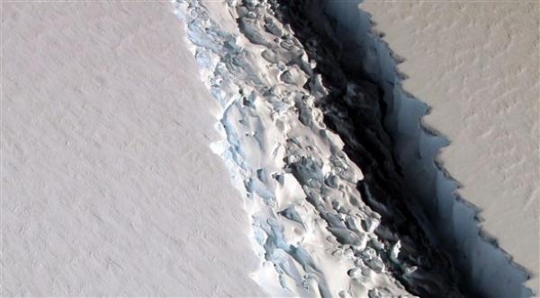 جبل جليدي ضخم يتجه للانفصال عن القطب الجنوبي