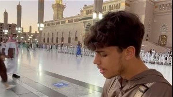 مغن بريطاني  يرتل القرآن في المسجد النبوي (فيديو)
