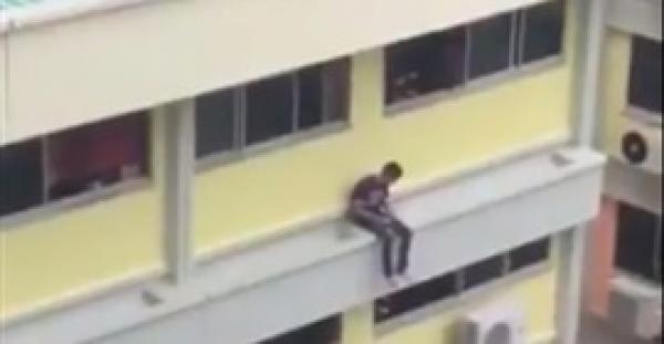 بالفيديو.. لحظة إنقاذ شاب حاول الانتحار من أعلى بناية