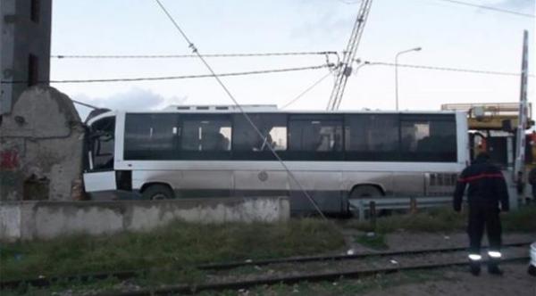تونس: أكثر من 30 شخصاً بين قتيل وجريح في اصطدام بين حافلة وقطار