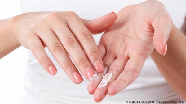 علاجات طبيعية في المنزل لمعالجة تشقق اليدين في الشتاء