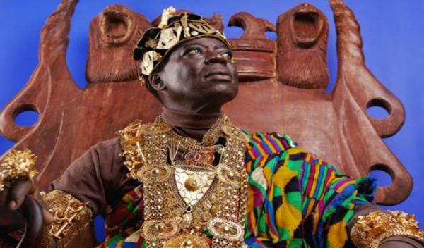 ملك قبيلة إفريقية يحكم شعبه عبر “سكايب” من ألمانيا حيث يعمل كميكانيكي