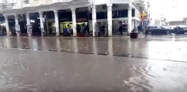 بالفيديو : السيول تجتاح الدار البيضاء وتوقف شبه تام لحركة المرور بأهم الشوارع